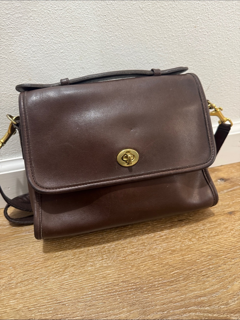 Vintage Coach 9870 court bag Brown Leather Crossbody Bag with Turn-Lock Closure